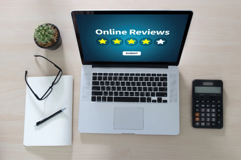 Laptop with online reviews screen
